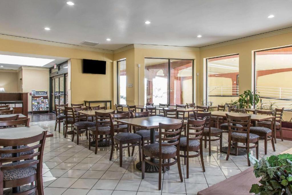 Regency Inn & Suites New London Mystic Exteriör bild