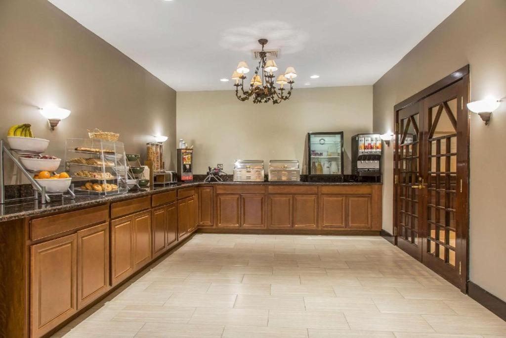 Regency Inn & Suites New London Mystic Exteriör bild